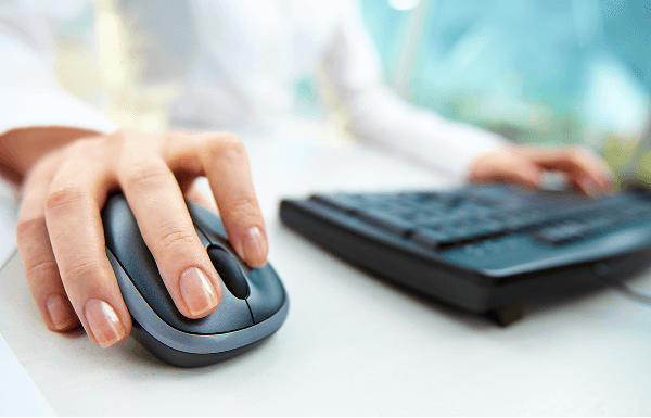 パソコンを操作する様子